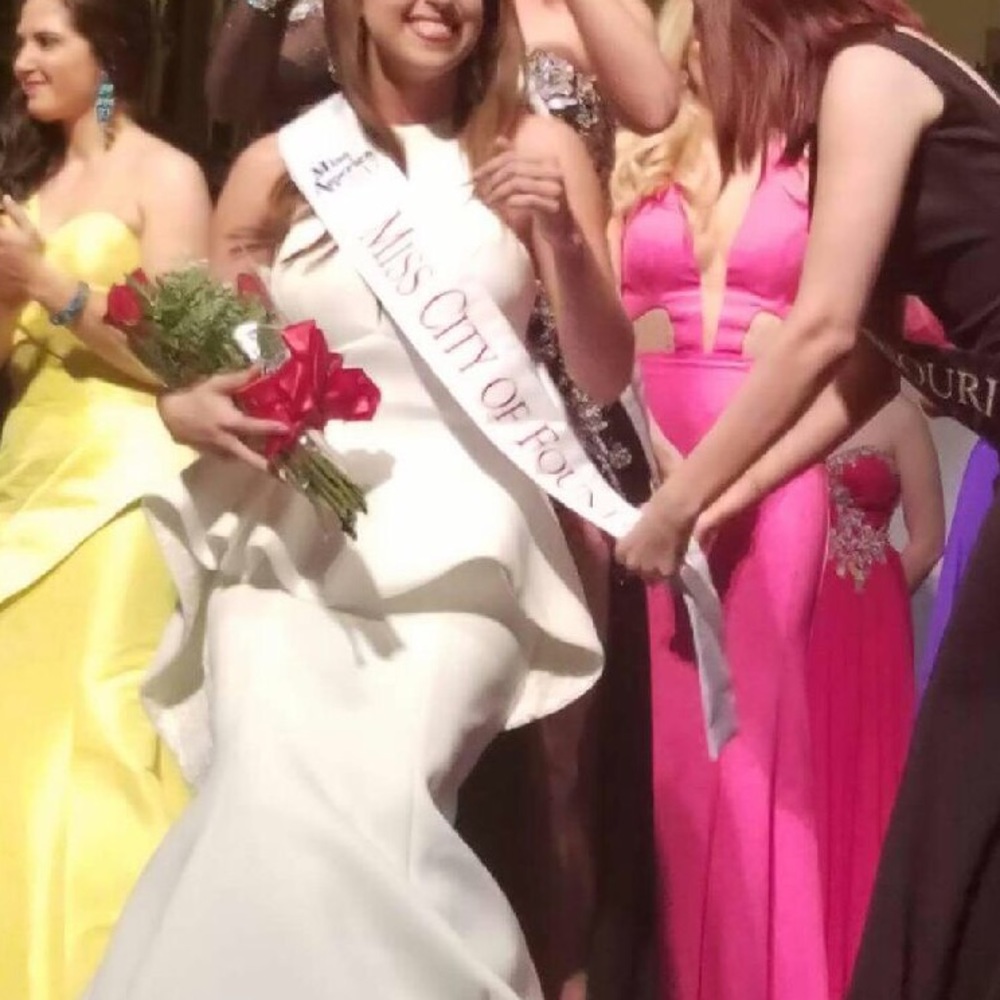 Size 4 Rachel Allan winning gown off white